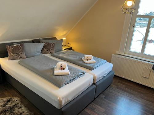 een slaapkamer met 2 handdoeken op een bed bij Poststübel in Hahnenklee-Bockswiese