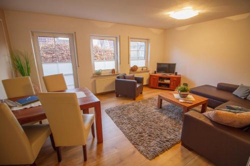 a living room with a couch and a table at Greetsieler Inselhuus - Südwind in Greetsiel