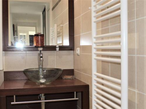 une salle de bain avec un lavabo et un miroir dans l'établissement Appartement Climatisé 3P, Piscine, Terrasse Sud, Parking Privé, Proche Plage et Gare - FR-1-252A-70, à Villeneuve-Loubet