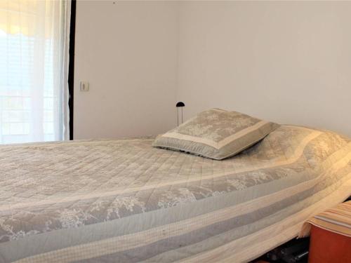 a bed in a bedroom with a mattressvisor at Appartement Villeneuve-Loubet, 3 pièces, 5 personnes - FR-1-252A-70 in Villeneuve-Loubet