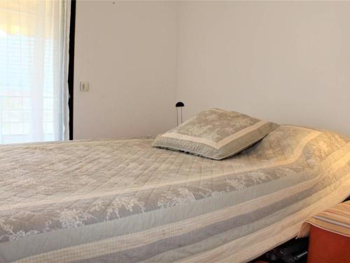 - un lit dans une chambre avec un matelas dans l'établissement Appartement Climatisé 3P, Piscine, Terrasse Sud, Parking Privé, Proche Plage et Gare - FR-1-252A-70, à Villeneuve-Loubet