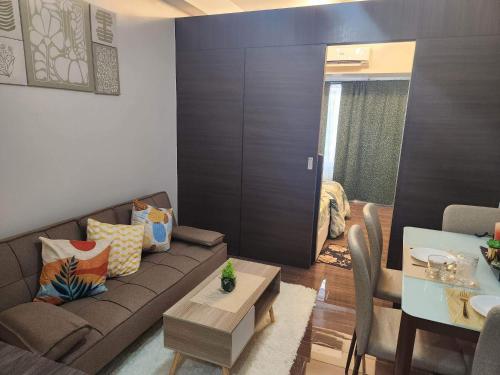 air residences في مانيلا: غرفة معيشة مع أريكة وطاولة