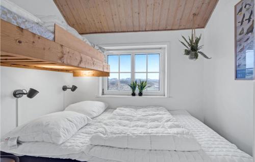 uma grande cama branca num quarto com uma janela em Cozy Home In Rm With Wifi em Lakolk