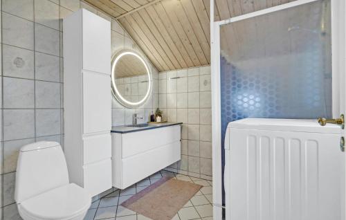 uma casa de banho com um WC, um lavatório e um espelho. em Cozy Home In Rm With Wifi em Lakolk