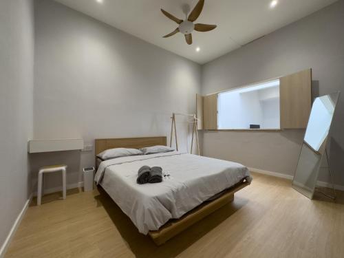 una camera con letto e ventilatore a soffitto di Muji Designer Suite a Jeram