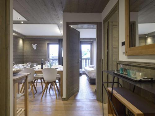 une cuisine et une salle à manger avec une table et des chaises dans l'établissement Courchevel Moriond: Appartement 42m², 4 pers, proche pistes avec WIFI et parking - FR-1-631-115, à Courchevel