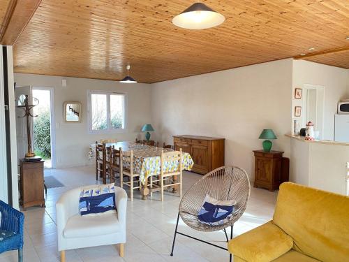 un salon avec un canapé et une table dans l'établissement Maison Familiale Idéale : Proche Mer et Centre, Calme, Terrasse, 8 Pers, WiFi, Garage - FR-1-231-275, à Bretignolles-sur-Mer