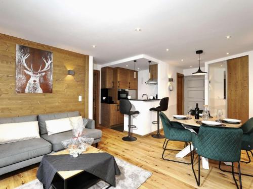 un salon avec un canapé et une table dans l'établissement Appartement rénové 42m² - 4 pers - Courchevel 1550, Sud, skis aux pieds, proche centre, parking inclus - FR-1-631-121, à Courchevel