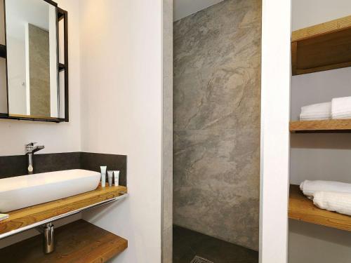 une salle de bain avec un lavabo et un miroir dans l'établissement Appartement rénové 42m² - 4 pers - Courchevel 1550, Sud, skis aux pieds, proche centre, parking inclus - FR-1-631-121, à Courchevel