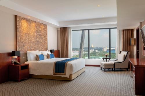 Postel nebo postele na pokoji v ubytování Yangon Thanlwin Hotel