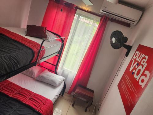 Katil atau katil-katil dalam bilik di Elegant Villa in La Fortuna with spacious backyard plus very private pool & parking