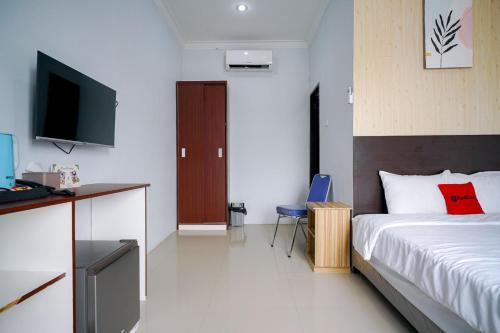 Säng eller sängar i ett rum på RedDoorz Premium at Raja Hostel Syariah