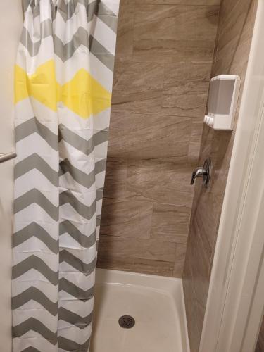 a shower with a shower curtain in a bathroom at Hotel Gigi in San Diego
