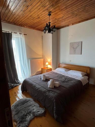 sypialnia z dużym łóżkiem z dwoma ręcznikami w obiekcie Ελατόδασος w mieście Pavliani