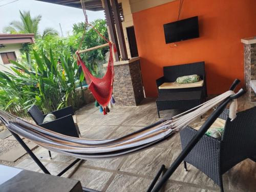 Televisyen dan/atau pusat hiburan di Elegant Villa in La Fortuna with spacious backyard plus very private pool & parking