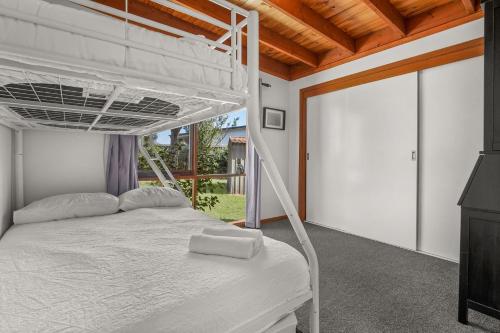 1 dormitorio con cama blanca y ventana en Philippas Paddock, en Cowes