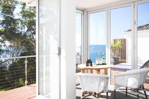 モリーモックにあるBannisters by the Sea Mollymookの家のバルコニーから海の景色を望めます。