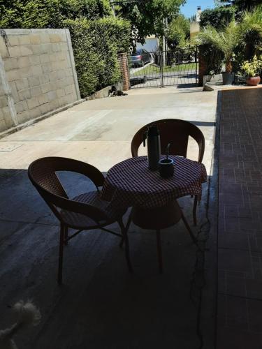 una mesa y dos sillas sentadas junto a una mesa en Apartamento a dos cuadras de Plaza de Toros y Rambla, en Colonia del Sacramento