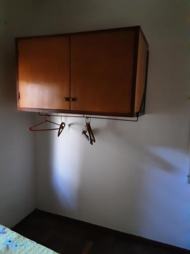 un armario colgado en la pared de un dormitorio en Apartamento a dos cuadras de Plaza de Toros y Rambla, en Colonia del Sacramento