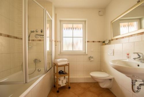 ein Bad mit einem Waschbecken, einem WC und einer Dusche in der Unterkunft Ferienwohnung Wörthsee in Herrsching am Ammersee
