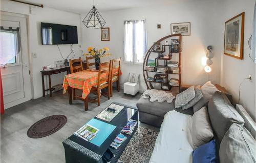 un salon avec un canapé et une table dans l'établissement Amazing Home In Vannes With Wifi, à Vannes