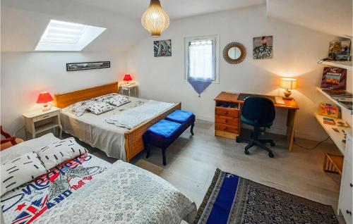 瓦訥的住宿－Amazing Home In Vannes With Wifi，一间卧室配有两张床、一张桌子和一把椅子