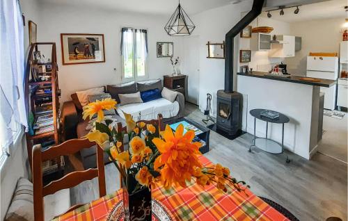 瓦訥的住宿－Amazing Home In Vannes With Wifi，客厅设有壁炉和带鲜花的桌子。