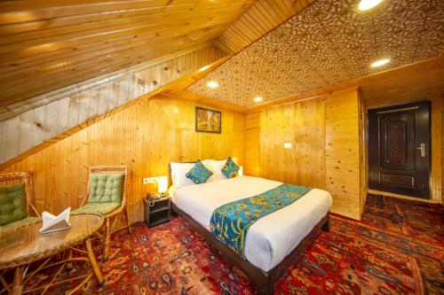 Postel nebo postele na pokoji v ubytování Gulmarg Ski Hill Resort