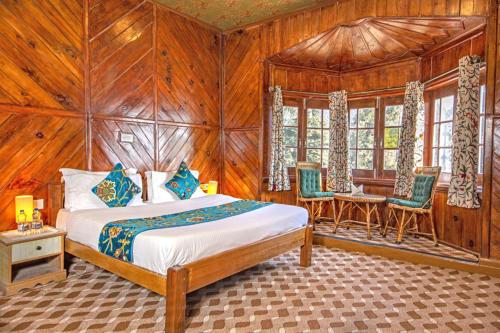 Postel nebo postele na pokoji v ubytování Gulmarg Ski Hill Resort