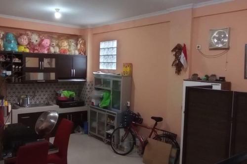 una sala de estar con una bicicleta en una habitación en Cheerfull residential home - Dillair Home Stay, en Talang Kelapa