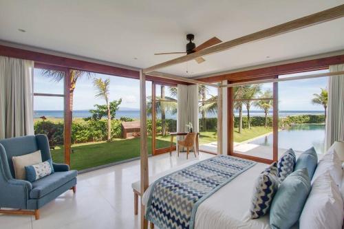 Ένα ή περισσότερα κρεβάτια σε δωμάτιο στο Beachfront Luxury, Villa Purnama