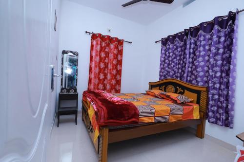 Schlafzimmer mit einem Bett und lila Vorhängen in der Unterkunft 7coloursholidays in Kanthalloor