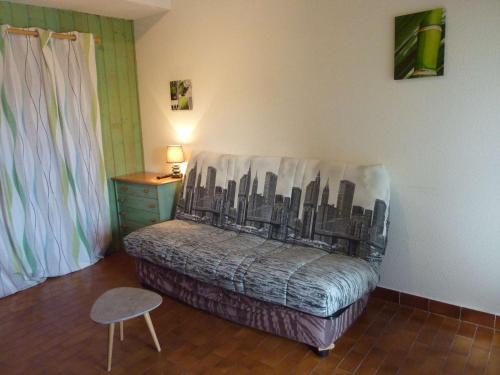 - une chambre avec un lit orné d'une peinture représentant une ville dans l'établissement Appartement rénové 4 pers. proche plage, calme, parking, animaux acceptés - FR-1-387-131, à Marseillan