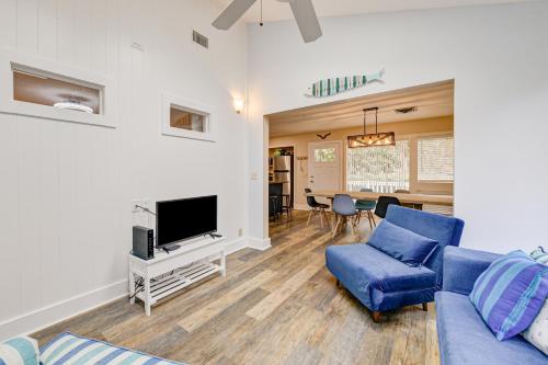 a living room with a blue couch and a tv at Golf Villa Getaway in Harrington
