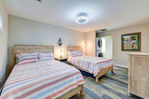 1 dormitorio con 2 camas con sábanas a rayas en Golf Villa Getaway, en Harrington