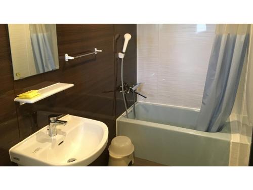 ein Badezimmer mit Waschbecken, Badewanne und Toilette in der Unterkunft On the Beach Lue - Vacation STAY 91567v in Sesoko