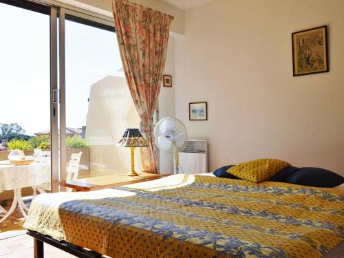 une chambre avec un lit et une grande fenêtre dans l'établissement Studio lumineux avec terrasse et garage, 4 couchages, proche plage au Lavandou - FR-1-251-409, au Lavandou