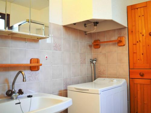 une petite salle de bain avec un lavabo et des toilettes dans l'établissement Studio lumineux avec terrasse et garage, 4 couchages, proche plage au Lavandou - FR-1-251-409, au Lavandou