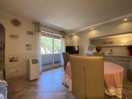 Saint-Maxime Centre: Appartement T2 - 4 Couchages avec Parking et Plage à Pied - FR-1-226-483