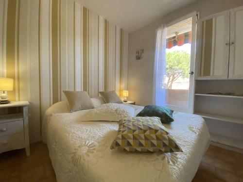 - une chambre avec un lit avec deux oreillers et une fenêtre dans l'établissement Saint-Maxime Centre: Appartement T2 - 4 Couchages avec Parking et Plage à Pied - FR-1-226-483, à Sainte-Maxime