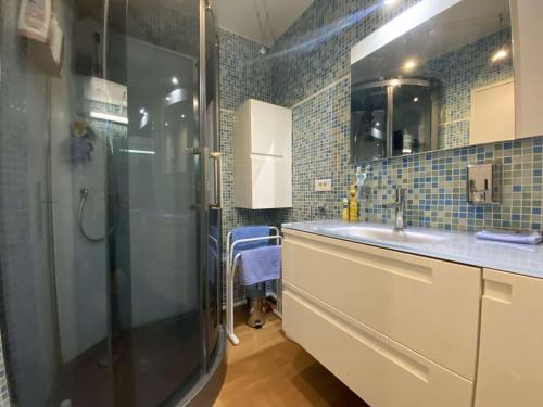 une salle de bain avec une douche, un lavabo et un miroir dans l'établissement Saint-Maxime Centre: Appartement T2 - 4 Couchages avec Parking et Plage à Pied - FR-1-226-483, à Sainte-Maxime