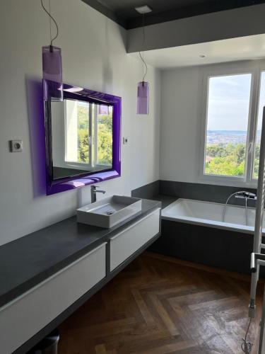 La salle de bains est pourvue d'un lavabo, d'une baignoire et d'une fenêtre. dans l'établissement VILLA AXEL, à Marseille