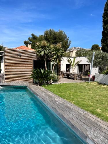 une maison avec une piscine dans la cour dans l'établissement VILLA AXEL, à Marseille