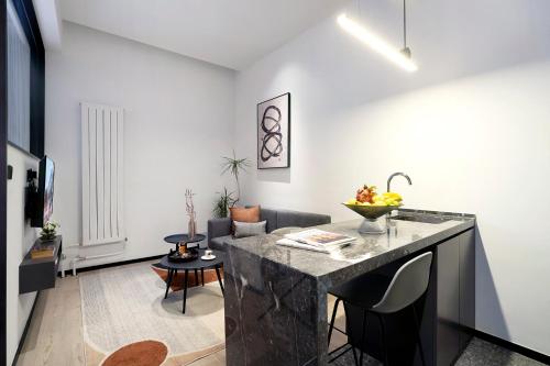 Posezení v ubytování base-Beijing Sanlitun Serviced Apartment-Close to Forbidden City, Tian'anmen Square &Bike rental &Subway Line 2&3&17 &Free coffee &Washing machine, Kitchen &English speaking &High speed free WiFi &Robot