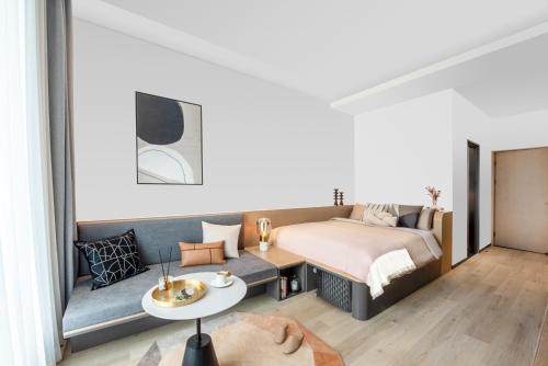 Postel nebo postele na pokoji v ubytování base-Beijing Sanlitun Serviced Apartment-Close to Forbidden City, Tian'anmen Square &Bike rental &Subway Line 2&3&17 &Free coffee &Washing machine, Kitchen &English speaking &High speed free WiFi &Robot