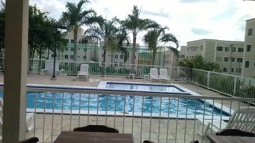 - Balcón con vistas a la piscina en Apartamento compacto, en Natal