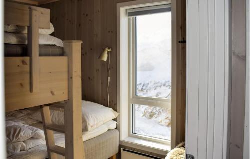 een slaapkamer met een stapelbed en een raam bij Awesome Home In Rauland With Kitchen in Rauland