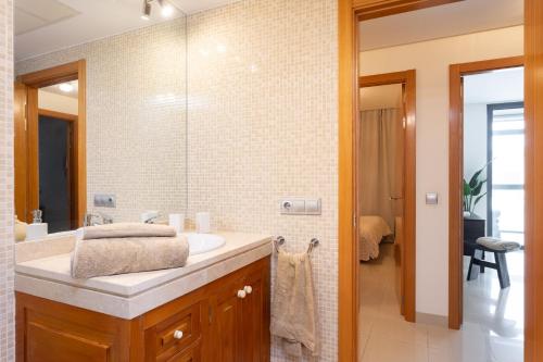 y baño con lavabo y espejo. en Apartamento Jade en Santa Cruz de Tenerife