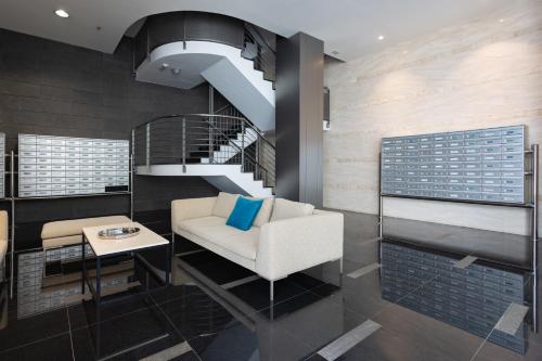 聖克魯斯－德特內里費的住宿－Apartamento Jade，一间带椅子和螺旋楼梯的客厅