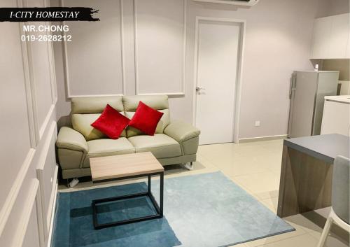 uma sala de estar com um sofá com almofadas vermelhas em I City Suite With Wifi em Shah Alam
